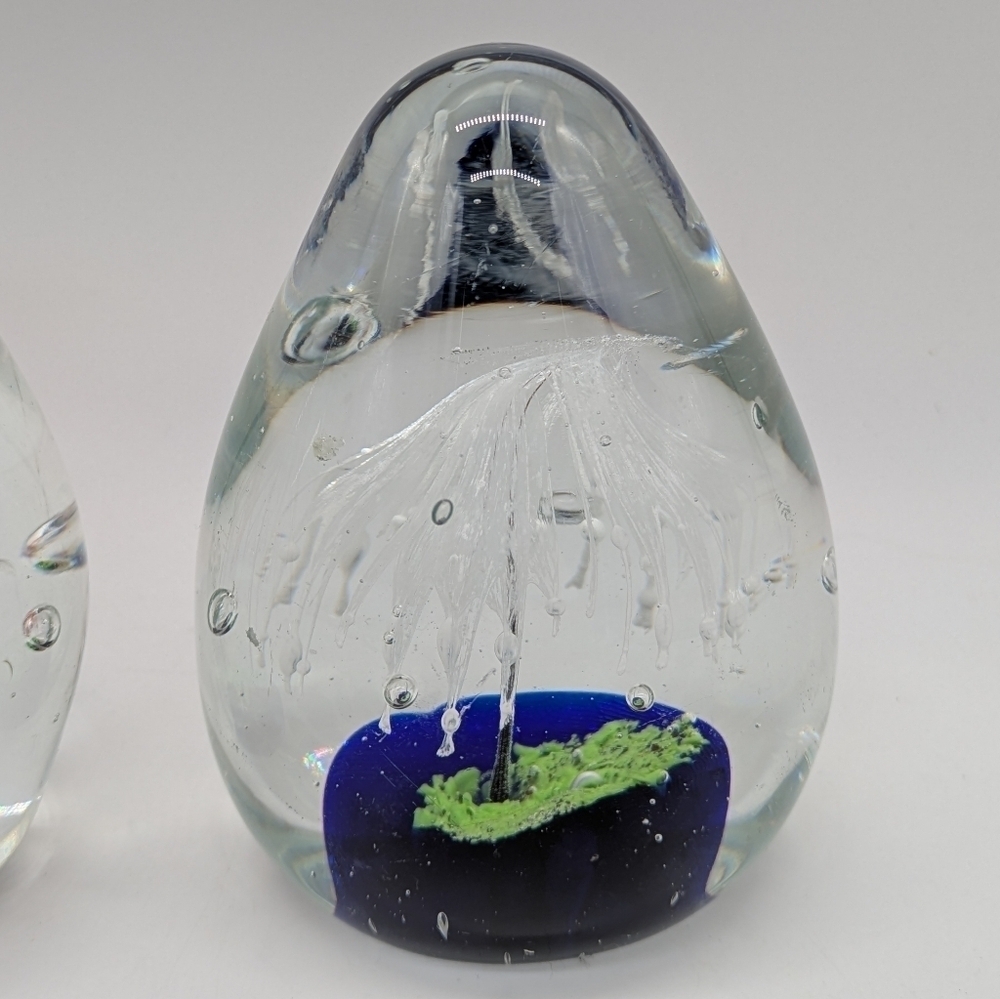 Set Of Two Paperweights - Picture 3 of 8